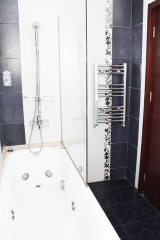 Отель Hotel Papion Бухарест Люкс с 1 спальней и балконом - №8-3