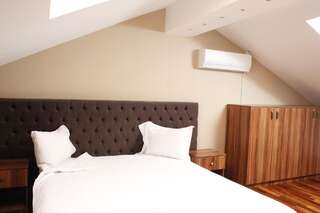 Отель Hotel Papion Бухарест Люкс № 4 с 1 спальней и балконом-2