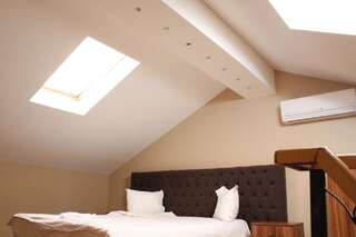 Отель Hotel Papion Бухарест Люкс № 4 с 1 спальней и балконом-4