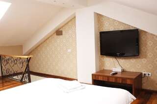 Отель Hotel Papion Бухарест Люкс № 4 с 1 спальней и балконом-5