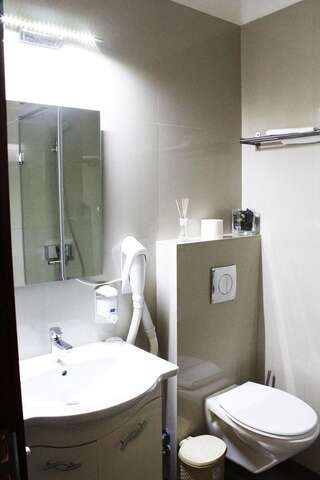 Отель Hotel Papion Бухарест Люкс № 4 с 1 спальней и балконом-6