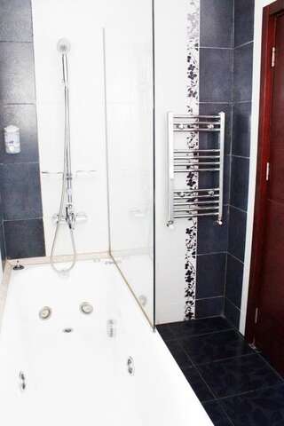 Отель Hotel Papion Бухарест Люкс с 1 спальней и балконом - №8-12