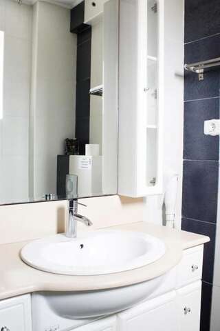 Отель Hotel Papion Бухарест Люкс с 1 спальней и балконом - №8-13